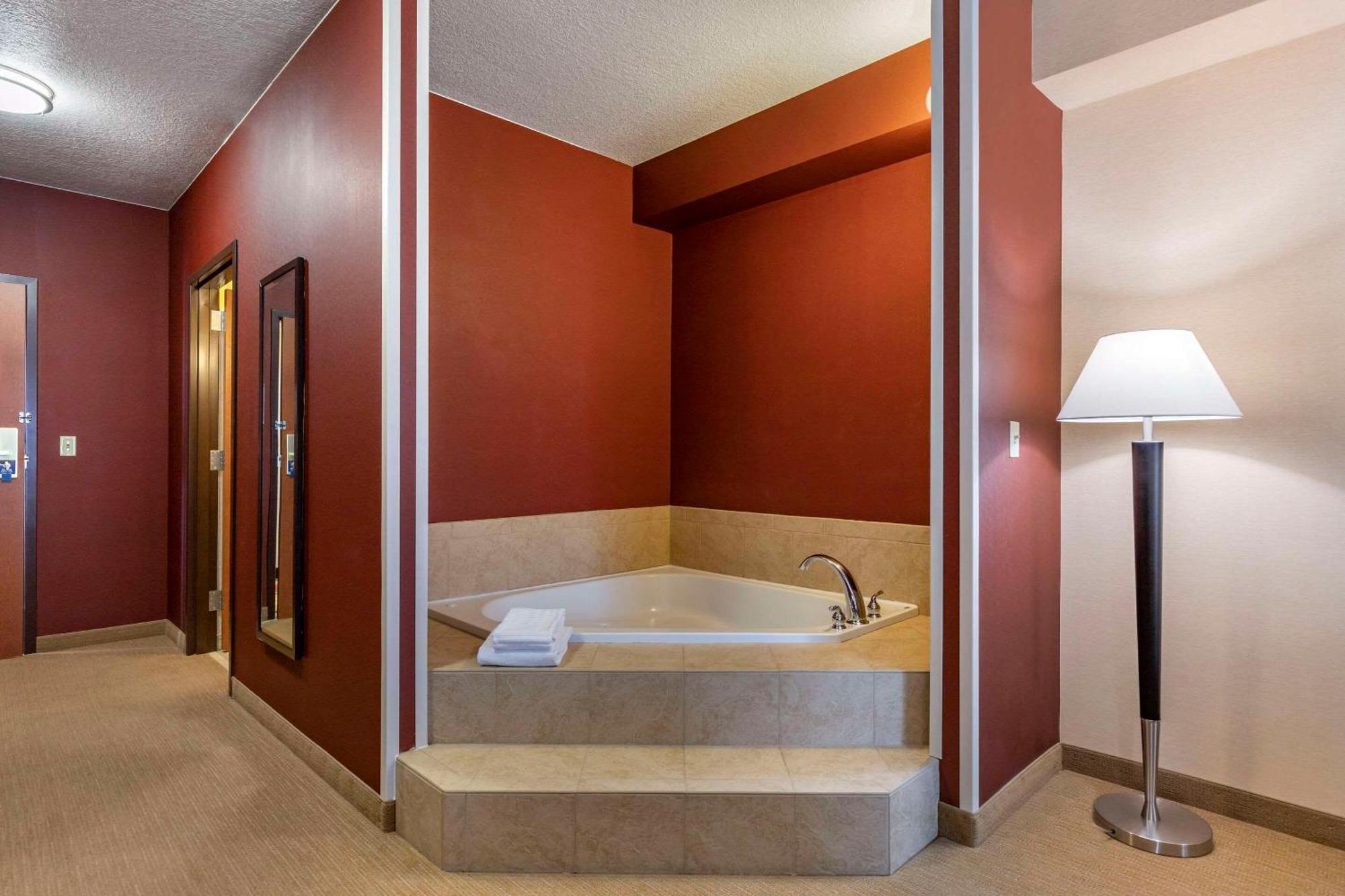 Comfort Inn & Suites Gateway To Glacier National Park Shelby Exterior foto
